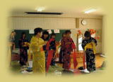 浜松市の着付けスタジオ華は、日本文化の普及だけでなく地球温暖化防止のため風呂敷（ふろしき）でエコ活動をしています