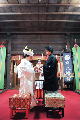  府八幡宮で結婚式